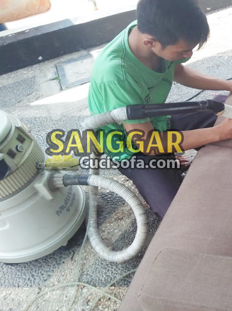 jasa-cuci-sofa-coklat-01.jpg