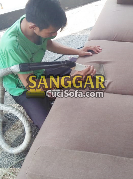jasa-cuci-sofa-coklat-02.jpg