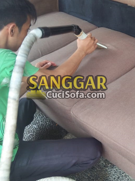 jasa-cuci-sofa-coklat-04.jpg